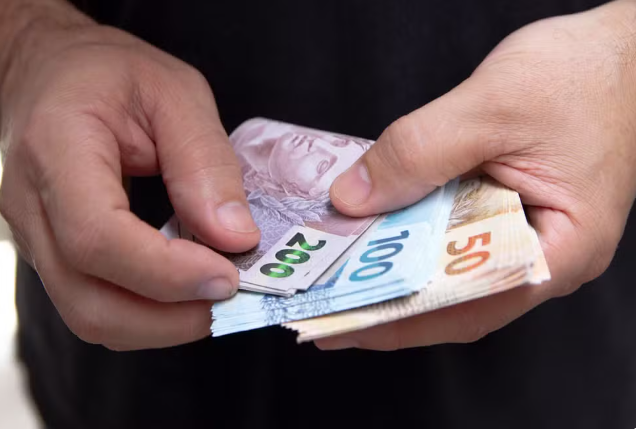 Salário mínimo de R$ 1.621 começa a valer nesta quinta-feira